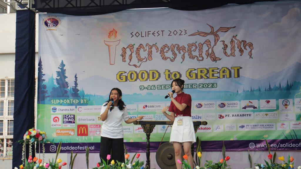 Duet performance by siswi SMPK SoliDEO di pembukaan SoliDEO Festival