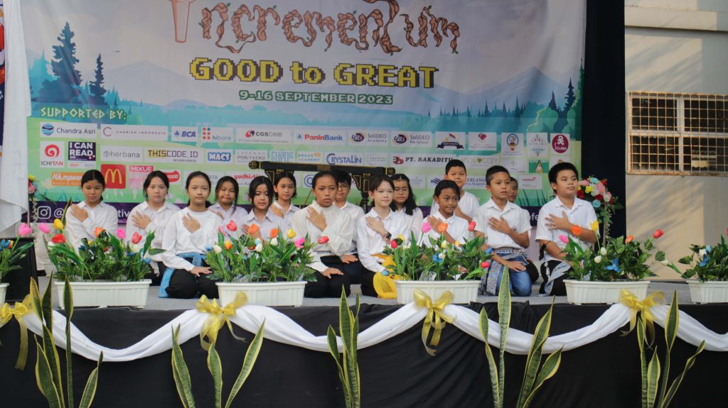 Pertunjukan tarian tradisional Indonesia dari siswa dan siswi SDK SoliDEO