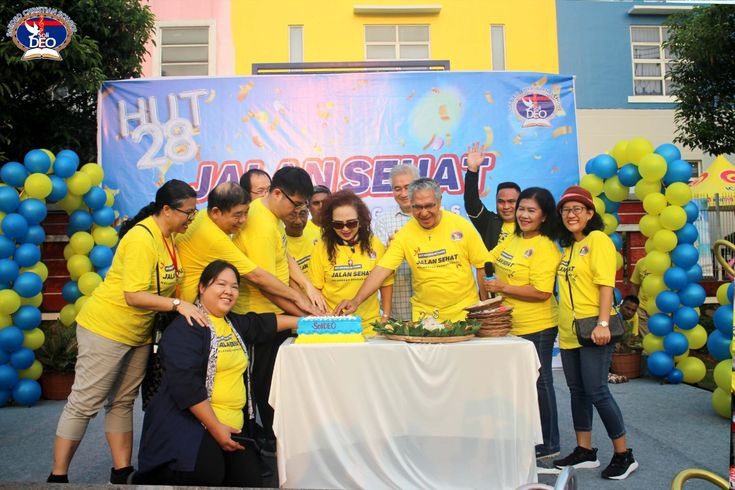 Pemotongan kue HUT Sekolah SoliDEO oleh manajemen, kepsek dan perwakilan parents club Sekolah Kristen SoliDEO