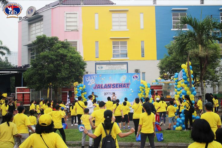Kegiatan Aerobic bersama sebelum jalan sehat - HUT Sekolah Kristen SoliDEO ke-28