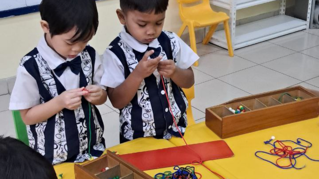 Bead Stringing Play - REA - SoliDEO Kindergarten