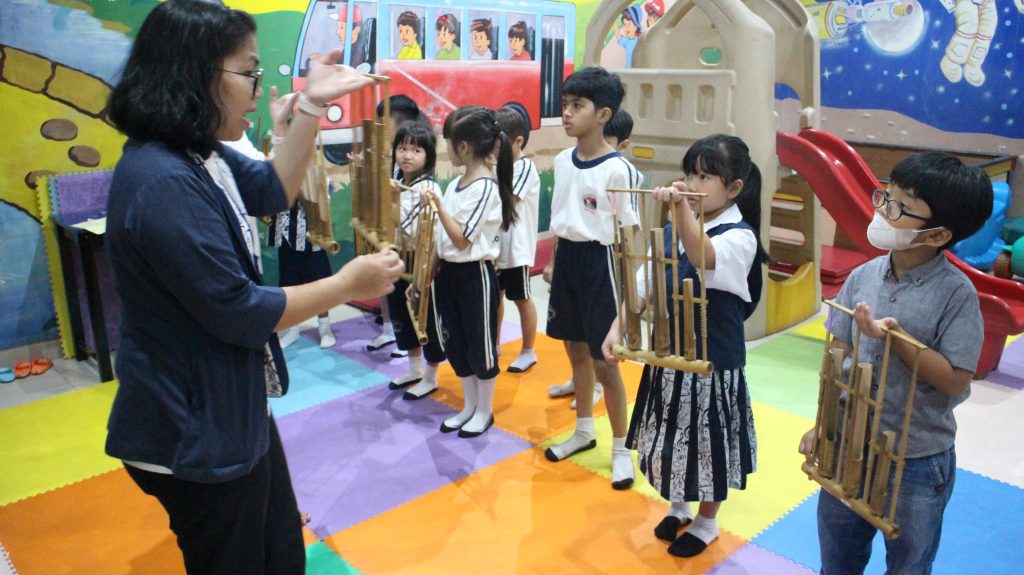 Belajar Angklung - SoliDEO Kindergarten